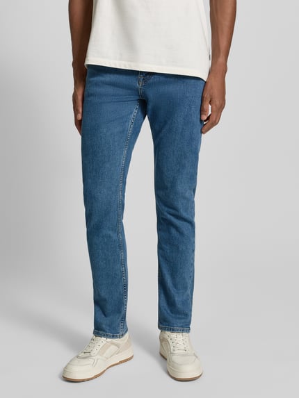Männermodel trägt Slim Fit Jeans aus Baumwoll-Mix Modell 'DELAWARE' van BOSS Orange in melange denim, 5-pocket, label patch, Ganzkörperansicht von vorne.
