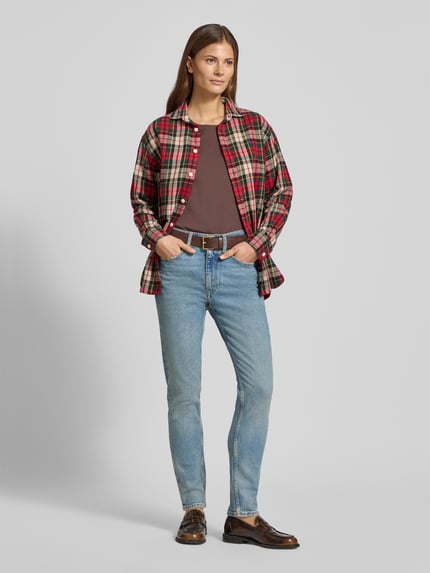 Kobiece modelka nosi Skinny Fit Jeans mit Eingrifftaschen od Polo Ralph Lauren, mieszanka bawełny i elastanu, efekt znoszenia, wpuszczane kieszenie, jasnoniebieski, całowzroczność z przodu.