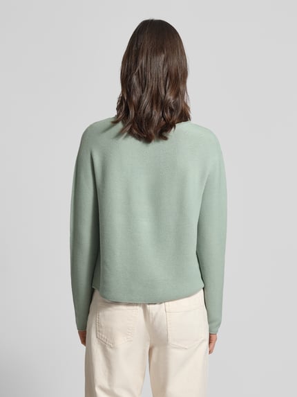Frauenmodel trägt Strickpullover mit Rundhalsausschnitt von Comma aus Baumwoll-Mix, Regular-Fit, sanft grün, Rollsaum, Ganzkörperansicht Rückansicht.