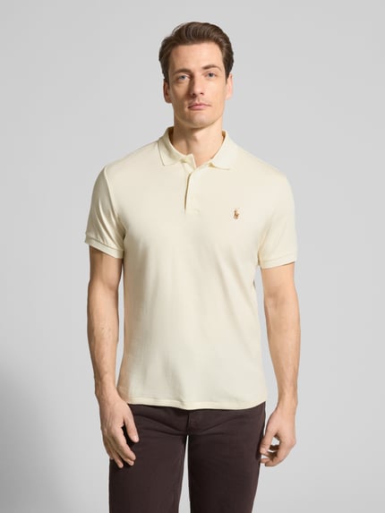 Männermodel trägt Regular Fit Poloshirt aus reiner Baumwolle von Polo Ralph Lauren, unifarben, Logo-Stitching, Nahaufnahme Oberkörper.