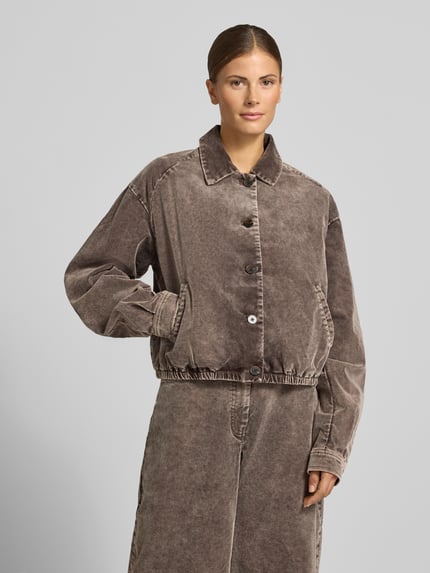 Vrouwenmodel draagt Jacke aus Cord met Eingrifftaschen Modell 'KELLA' van Samsøe Samsøe in bruin corduroy, regular fit, met knoopsluiting en steekzakken, volledige voorkant, opstaande kraag, effen kleur, textuur zacht en geribbeld, Ganzkörperansicht van voren.