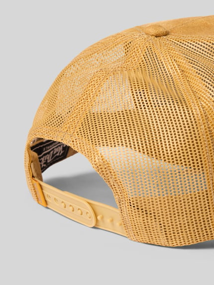 Produktfoto, Trucker Cap mit Label-Patch Modell 'CASQUETTE' von Von Dutch, Mesh-Rückseite, verstellbarer Riegel, gelber Farbton