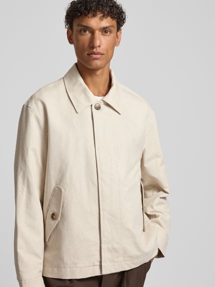 Männermodel trägt Regular Fit Hemdjacke aus Leinen-Baumwoll-Mix Modell 'LEWIS' von SELECTED HOMME in Creme, Nahaufnahme Oberkörper.