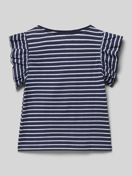 Mädchen trägt Regular Fit T-Shirt mit Rüschenbesatz von Blue Seven aus reiner Baumwolle mit Streifenmuster, Rückenlänge 38 cm, Ganzkörperansicht Rückansicht.