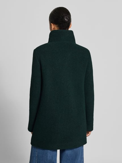 Frauenmodel trägt Regular Fit Mantel mit Baumwoll-Schrwoll-Anteil von FUCHS SCHMITT, dunkelgrün, strukturierte Oberfläche, Ganzkörperansicht Rückansicht. Material-Mix, Stehkragen, Eingrifftaschen, Rückenlänge 82 cm, Schulterbreite 42 cm, Brustweite 51 cm, Ärmellänge 64 cm.