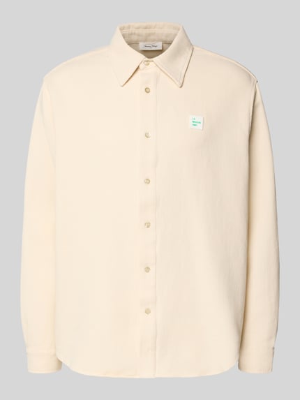 Produktfoto, Regular Fit Freizeithemd mit Label-Patch von American Vintage in Beige, reine Baumwolle, Kentkragen, glatte Struktur, Knopfleiste