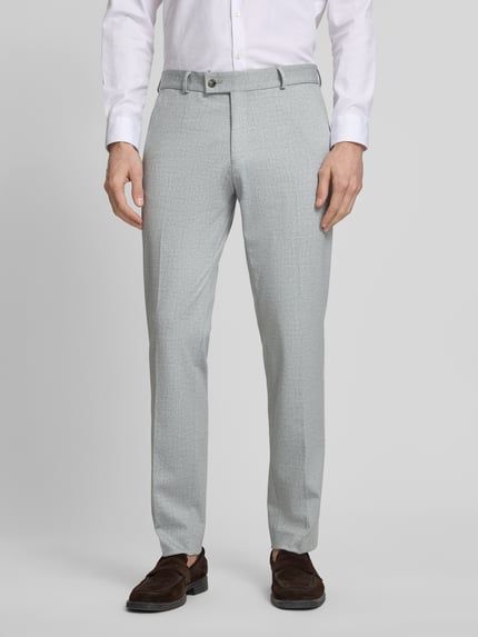Männermodel trägt Slim Fit Stoffhose mit Viskose-Anteil Modell 'Paco' von CG - Club of Gents, hellgrau, Bügelfalten, Ganzkörperansicht von vorne, Elastischer-Material-Mix, Eingriffstaschen, Gesäßtasche, Knopf- und Reißverschluss, Bundweite 45 cm, Innenbeinlänge 80 cm, Anzug-Stoff:.