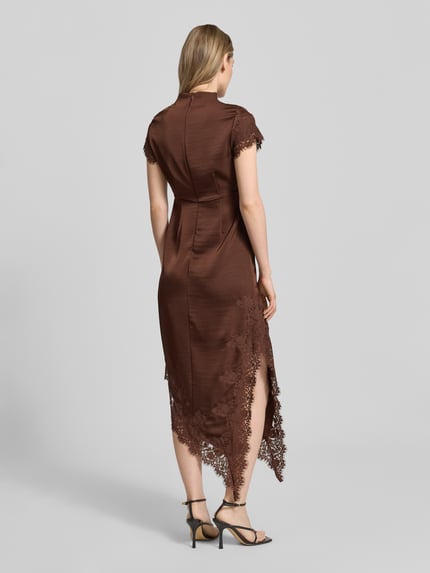 Männermodel trägt A-Linie Abendkleid aus Satin Modell 'RITA' von Vero Moda, braun, spitze Details, strukturierte Oberfläche, Ganzkörperansicht Rückansicht