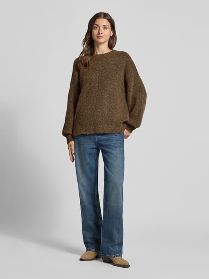 Frauenmodel trägt Relaxed Fit Pullover aus Woll-Mix Modell 'LULU' von Selected in braun mit strukturierter Oberfläche, Ganzkörperansicht von vorne, Damen Pullover von Selected.