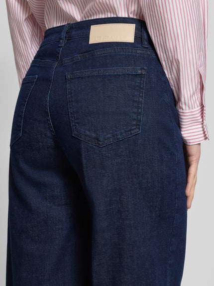Frauenmodel trägt Wide Leg Jeans mit Bügelfalten Modell 'Miva Authentic' von OPUS aus Reine Baumwolle mit AufgesetzteTaschen, Detailaufnahme.