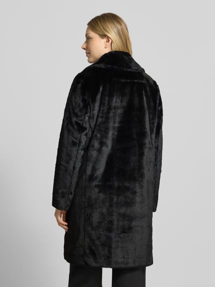 Frauenmodel trägt Relaxed Fit Mantel aus Kunstfell mit Eingrifftaschen von Christian Berg Woman Selection in Schwarz, weiche Textur, Ganzkörperansicht Rückansicht. Rückenlänge 95 cm, Schulterbreite 42 cm, Brustweite 50 cm, Ärmellänge 64 cm.