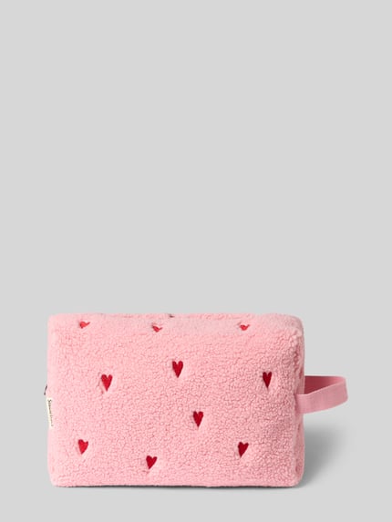 Produktfoto, Kosmetiktasche aus Teddyfell von Studio Noos in Rosa mit rotem Allover-Motiv-Stitching, Logo-Patch, Reißverschluss-Hauptfach.