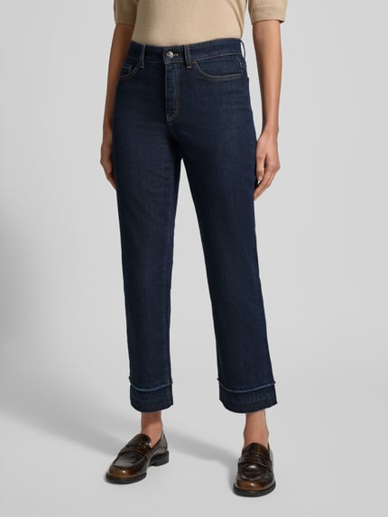 Frauenmodel trägt Feminine Fit Jeans in verkürzter Passform von Marc Cain, dunkelblau, Baumwoll-Elasthan-Mix, Eingrifftaschen, Nahaufnahme Oberkörper.
