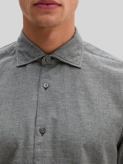 Männermodel trägt Regular Fit Freizeithemd mit geknöpften Manschetten von MARC O'POLO, feines graues Webmuster, Nahaufnahme Oberkörper.