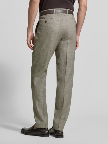 Männermodel trägt Anzughose aus Leinen-Mix mit Gesäßtaschen von Carl Gross, Slim-Fit, Bügelfalten, grau-beige Textur, Ganzkörperansicht Rückansicht. Bundweite bei Größe 50: 44 cm, Innenbeinlänge 81 cm, Woll-Anteil.