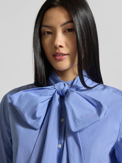 Kobiece modelka nosi Regular Fit Schluppenbluse mit Knopfleiste od Milano Italy, mieszanka bawełny z elastanem, ujęcie zbliżeniowe górnej części ciała.