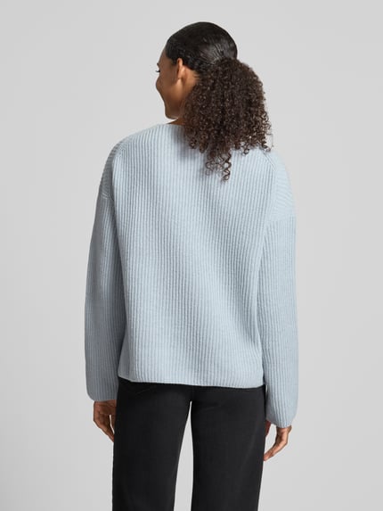 Frauenmodel trägt Relaxed Fit Pullover aus Schurwoll-Mix von Marc O'Polo in Hellblau mit Rippstruktur, schwarze Hose, Ganzkörperansicht Rückansicht, Damen Pullover von Marc O'Polo