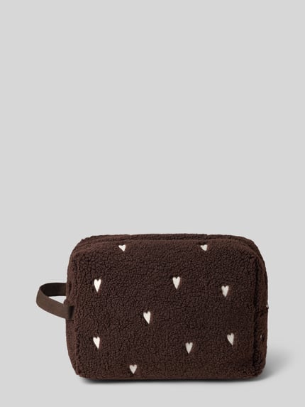 Produktfoto, Kosmetiktasche aus Teddyfell von Studio Noos, braune Farbe, weiße Herzchen, Reißverschluss, Innenfach, tekstura pluszu, damska kosmetyczka