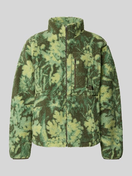Produktfoto, Fleecejacke mit Label-Stitching von The North Face, zielona z żółtymi wzorami, prosty krój, stójka, Brustasza, zamek błyskawiczny, wpuszczane kieszenie, długość tyłu 67 cm, długość rękawów 65 cm, rozmiar M