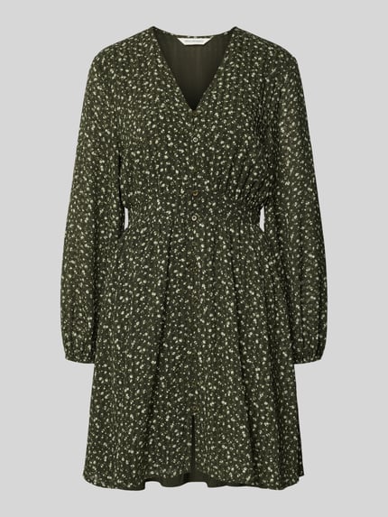 Produktfoto, Minikleid im Allover-Look mit Knopfleiste Modell 'Kaylen Oceanna' von MSCH Copenhagen, A-Linie, V-Ausschnitt, olivgrün mit feinem Muster, strukturierte Oberfläche.