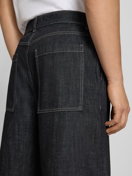 Männermodel trägt Extra Baggy Fit Bermudas Modell 'LLOYD' von Jack & Jones aus Reine Baumwolle, Eingrifftaschen, Detailaufnahme Rückansicht.