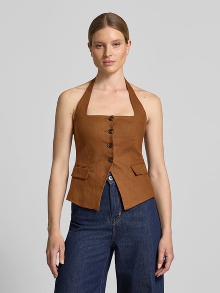 Frauenmodel trägt Weste aus Leinen mit Neckholder Modell 'BORELI' von Mango in Braun, taillierter Schnitt, Knopfleiste, Ganzkörperansicht von vorne.