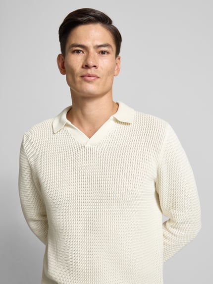 Männermodel trägt Strickpullover mit gerippten Abschlüssen van MCNEAL in crème, katoen, regular fit, V-hals, resortkraag, Nahaufnahme Oberkörper.