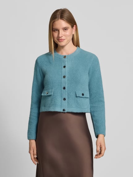 Frauenmodel trägt Strickjacke mit Pattentaschen von Betty Barclay in Uni, Strukturstrick, Regular Fit, Zierknöpfe, Ganzkörperansicht von vorne.