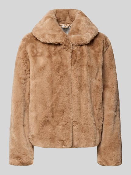 Produktfoto, Jacke aus Kunstfell Modell 'NEW SOPHY' von Guess in Beige mit Schalkragen, Regular-Fit, weiche Textur, glatte Oberfläche. Rückenlänge 56 cm, Schulterbreite 44 cm, Brustweite 46 cm, Ärmellänge 59 cm bei Größe S.