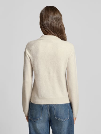 Männermodel trägt Strickpullover aus Schurwoll-Kaschmir-Mix Modell 'CELLULA' von MM by Max Mara in Creme, krój regular fit, Polokragen, Ganzkörperansicht Rückansicht, długość tyłu w rozmiarze M: 56 cm, długość rękawa w rozmiarze M: 63 cm.