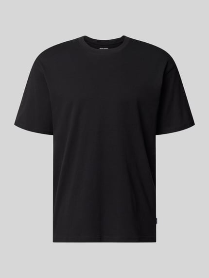 Produktfoto, schwarzes Regular Fit T-Shirt mit Rundhalsausschnitt von Jack & Jones aus reiner Baumwolle, 1/2-Arm, glatte Struktur.