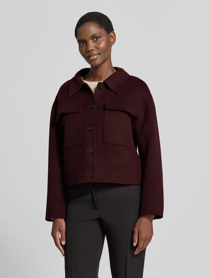 Vrouwenmodel draagt Jacke aus Schurwolle met borstzakken van windsor. Bordeauxtint, zuivere scheerwol, regular fit, platte kraag, knoopsluiting, ruglengte maat 36: 52 cm, schouderbreedte 50 cm, borstwijdte 52 cm, mouwlengte 54 cm, voorkant totaalbeeld