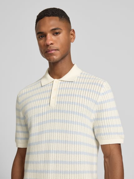 Mężczyznamodel nosi Poloshirt mit Polokragen und kurzer Knopfleiste von MCNEAL, czysta bawełna, krój regular fit, jasne kolory, zbliżenie górnej części ciała.