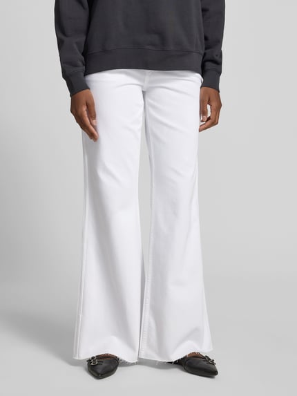 Männermodel trägt Flared Fit Jeans im 5-Pocket-Design von Anine Bing, białe, luźne nogawki, pasek, guzik, zamek, Szerokość w rozmiarze 27: 37 cm, długość wewnętrzna 85 cm, Nahaufnahme dolnej części ciała.