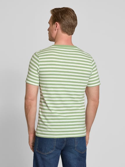 Männermodel trägt Regular Fit T-Shirt aus reiner Baumwolle von s.Oliver RED LABEL mit Optik:Allover-Muster, gestreift, Ganzkörperansicht Rückansicht.