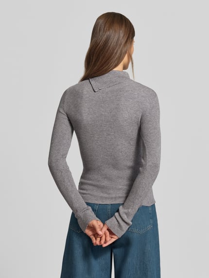 Männermodel trägt sweter z dzianiny z Mieszanka wiskozy MYON, efekt prążkowania, wykładany kołnierz, krój slim fit, długość tyłu 58 cm, długość rękawów 64 cm, widok na całe ciało od tyłu
