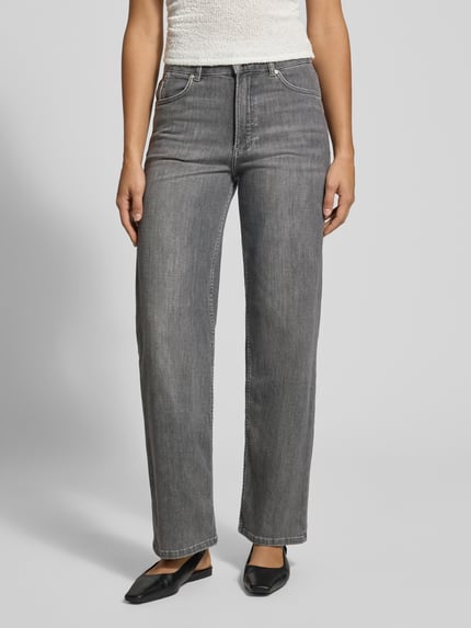 Frauenmodel trägt graue Straight Fit Jeans aus Baumwoll-Mix Modell 'Tomma' von Marc O'Polo, Damen Straight Fit Jeans, Ganzkörperansicht von vorne.