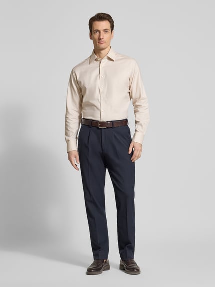 Männermodel trägt Regular Fit Business-Hemd mit Kentkragen von ETERNA, Reine Baumwolle, Unifarben, Ganzkörperansicht von vorne. Rückenlänge bei Größe 40: 80 cm, Schulterbreite: 46 cm, Ärmellänge: 66 cm, durchgängige Knopfleiste, Langärmeliges Design, Sportmanschetten.