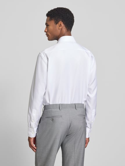 Männermodel trägt Regular Fit Business-Hemd mit Kentkragen von Christian Berg Men in Weiß, Reine Baumwolle, Rückenlänge 78 cm, Ganzkörperansicht Rückansicht.