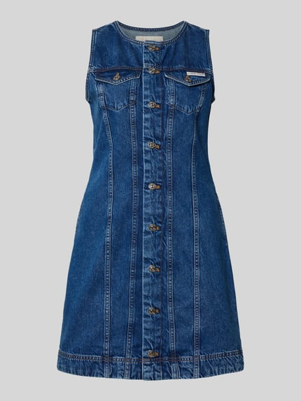Produktfoto, Regular Fit Minikleid in Denim-Optik mit Logo-Patch von Calvin Klein Jeans, ärmellos, Brust- und Eingrifftaschen, reine Baumwolle, blaue Farbe, sichtbare Knopfleiste, strukturierte Oberfläche