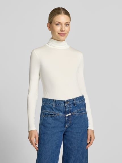 Vrouwenmodel draagt Longsleeve mit Rollkragen van Christian Berg Woman in ecru, gemaakt van Viscosemix, recht model, col, Ganzkörperansicht von vorne, Ruglengte maat S: 60 cm.