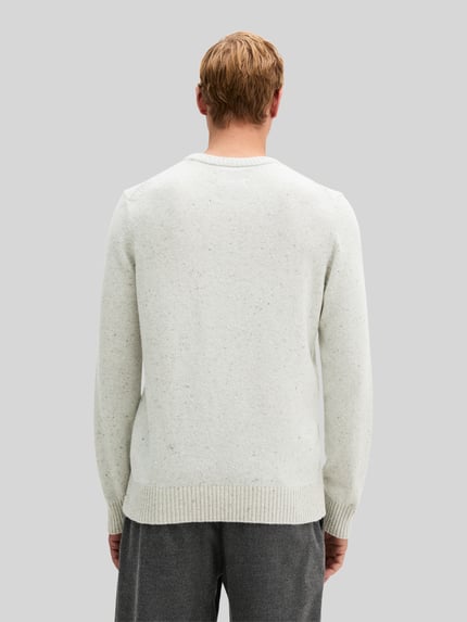 Männermodel trägt Pullover mit Logo-Detail von MARC O'POLO in melierter Strickoptik, Struktur, Regular Fit, langarm, Ganzkörperansicht Rückansicht.