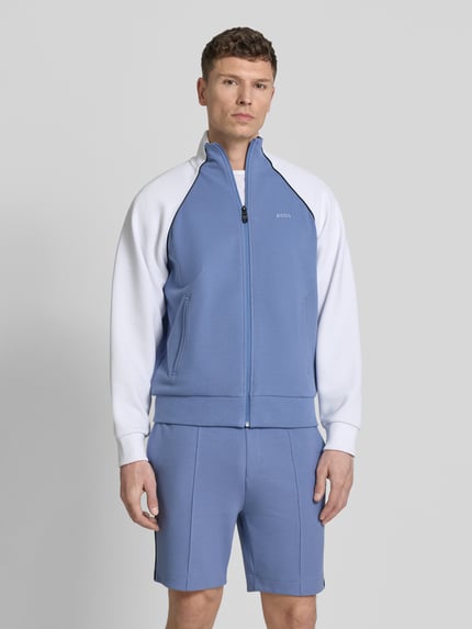 Männermodel trägt Regular Fit Sweatjacke aus Baumwoll-Mix Modell 'JOIN SKAZ' von BOSS Green in Two-Tone-Optik mit Stehkragen, Ganzkörperansicht von vorne.