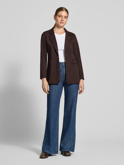 Frauenmodel trägt Regular Fit Blazer mit Viskose-Anteil Modell 'Nanni' von FREE/QUENT in Dunkelbraun, Reverskragen, Klappentaschen, Ganzkörperansicht von vorne.