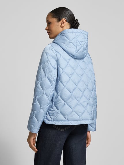 Frauenmodel trägt Steppjacke mit Kapuze und Zweiwege-Reißverschluss von Fuchs Schmitt in Hellblau, Regular Fit, Eingrifftaschen, Rückenlänge 62 cm, Schulterbreite 42 cm, Brustweite 53 cm, Ärmellänge 61 cm, Ganzkörperansicht Rückansicht.