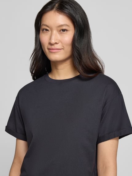 Vrouwenmodel draagt t-shirt met fixeerde mouwboorden Model 'ROSIE' van ba&sh, puur katoen, los model, ronde hals, Nahaufnahme Oberkörper.