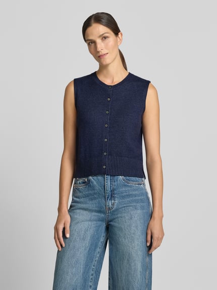 Frauenmodel trägt Strickweste aus Viskose-Mix mit Knopfleiste von Christian Berg Woman, dunkelblau, Regular Fit, Jeans, Nahaufnahme Oberkörper.