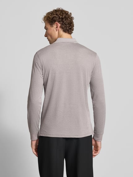 Männermodel trägt Regular Fit Poloshirt mit Baumwoll-Anteil von Christian Berg Men in Grau, Material-Mix, Ganzkörperansicht Rückansicht.