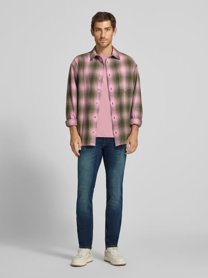 Männermodel trägt Modern Fit Jeans aus Baumwoll-Mix Modell 'Chuck' von Brax, mittlerer Bund, Denim-Optik, 5-Pocket, Ganzkörperansicht von vorne.
