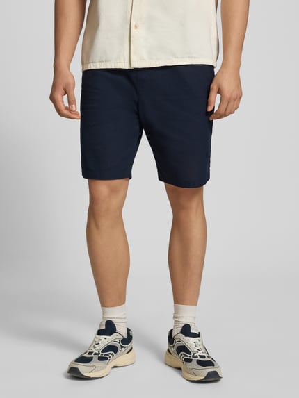 Mannelijk model draagt Straight Fit Shorts met achterzak van REVIEW, puur katoen, linnenlook, elastische band, navy, short, binnenbeenlengte 21 cm, bandwijdte 44 cm, voorkant volledige lichaamsweergave